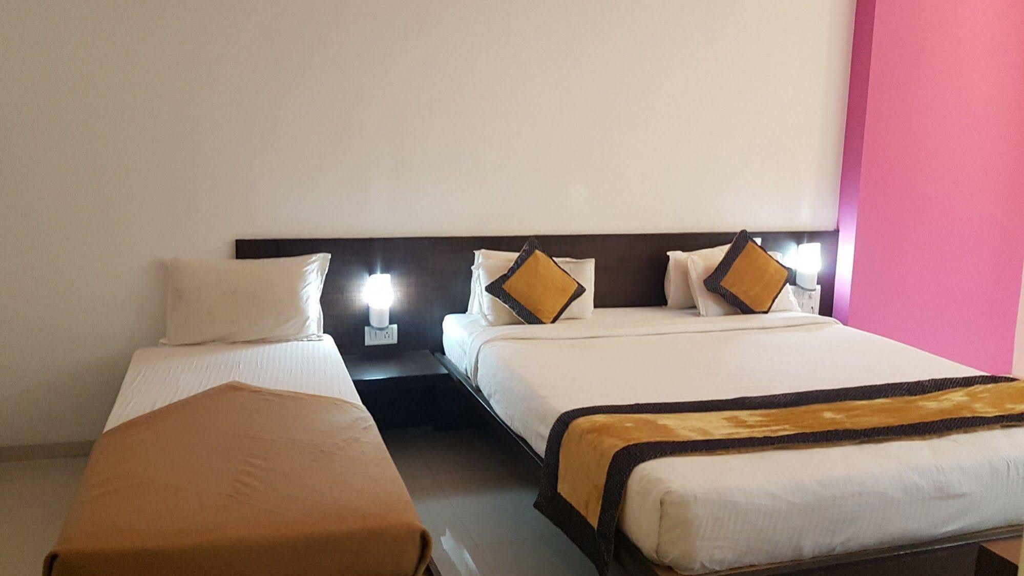 Hotel Golden View Shirdi Esterno foto